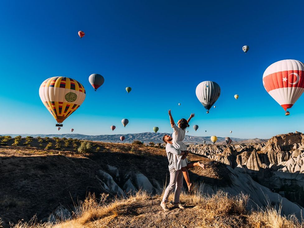 couple with hot air balloons
